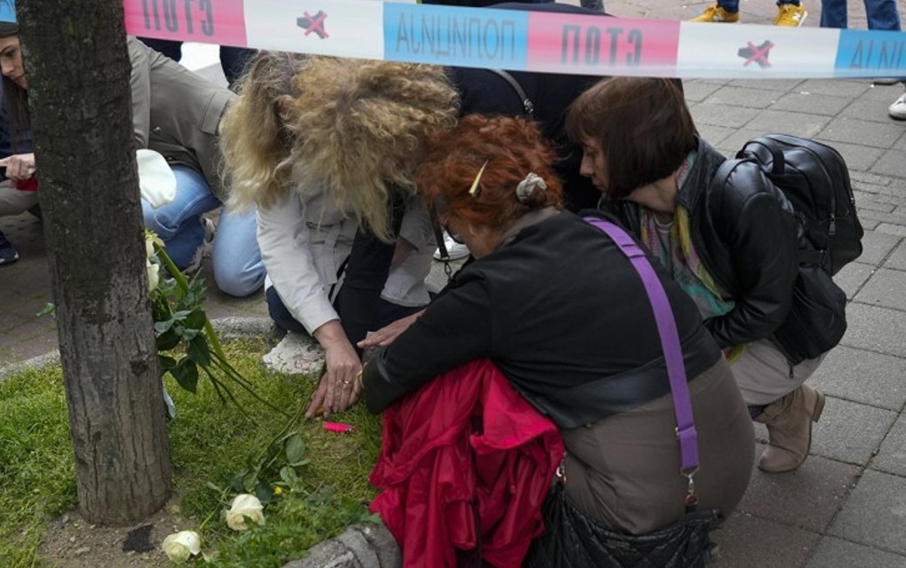 Građani odaju počast poginulima u beogradskoj školi