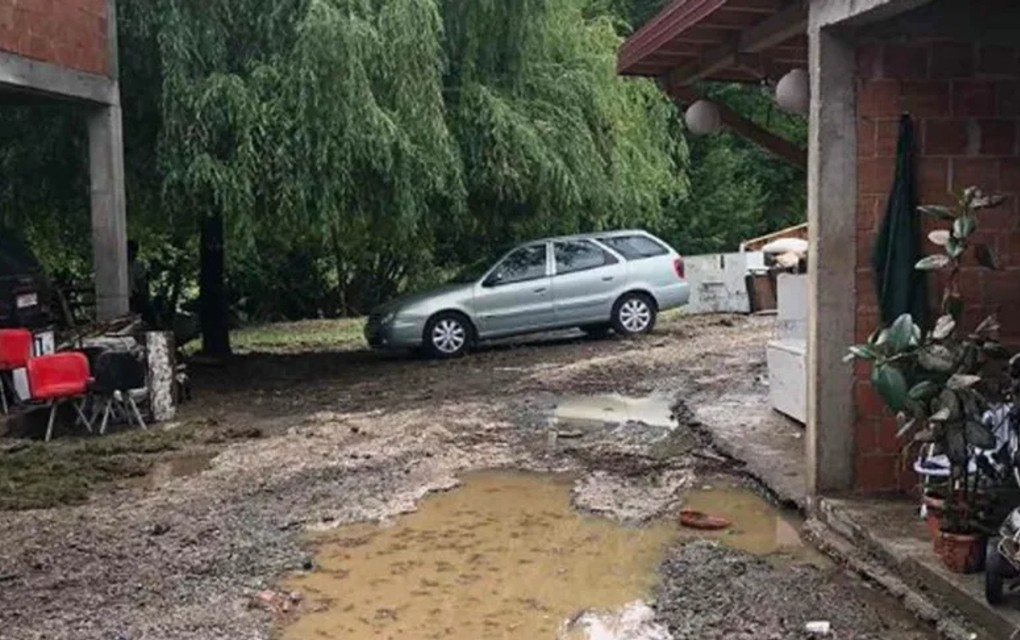 Porodica sa bebom izmještena zbog poplava, 40 domaćinstava pod vodom