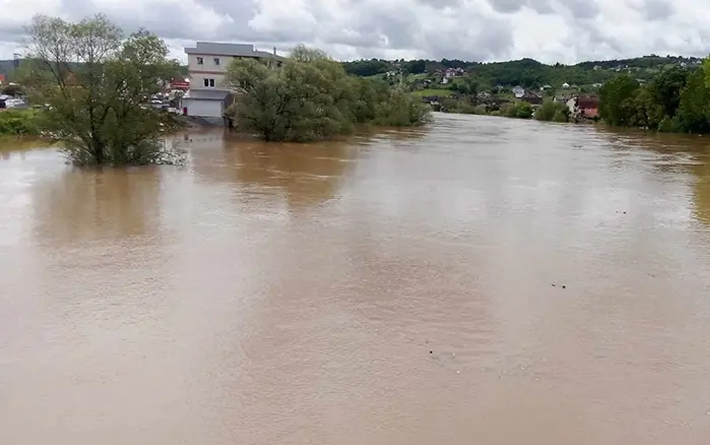 Vodostaji rijeka Une i Sane u Novom Gradu opali su tokom noći za više od 30 centimetara, rečeno je Srni u lokalnom Centru za obavještavanje.