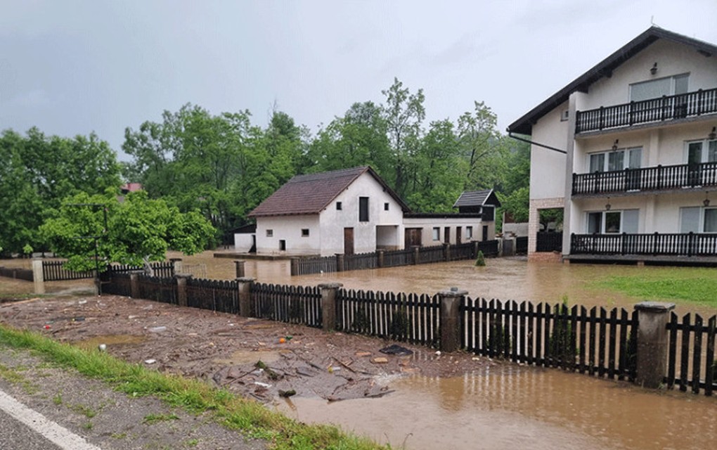 U Tesliću poplavljeno oko 30 objekata „U jednoj kući voda bila preko metar dubine“