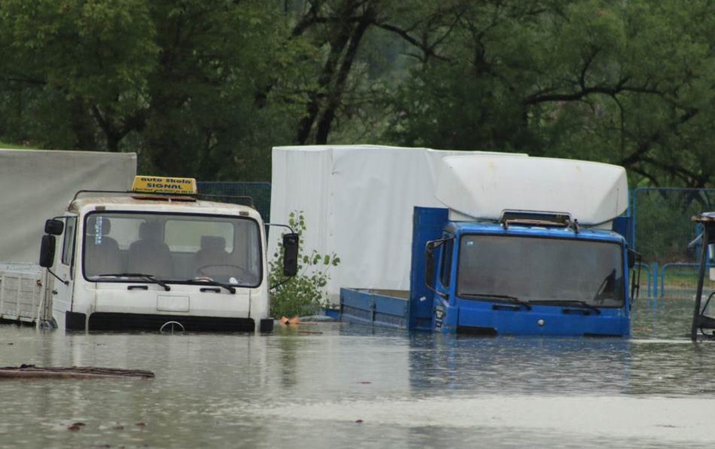Vodostaji Une i Sane osjetno opadaju, poplave aktivirale tri klizišta, evakuisano 25 ljudi