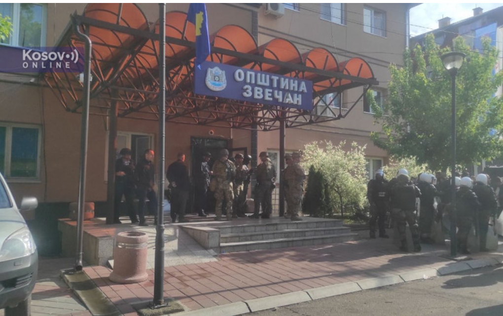 Napeto na Kosovu – Srbi došli na posao u opštine, Kosovoska policija koristila suzavac