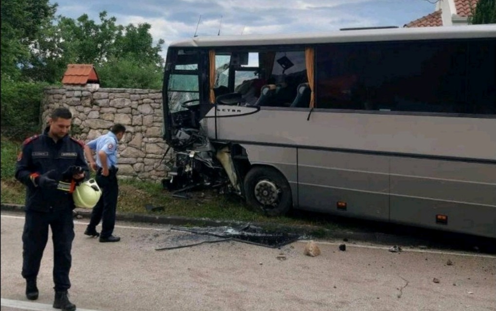 Trebinje: Autobus udario u brdo – Poginuli vozač i putnik, trinaest povrijeđenih