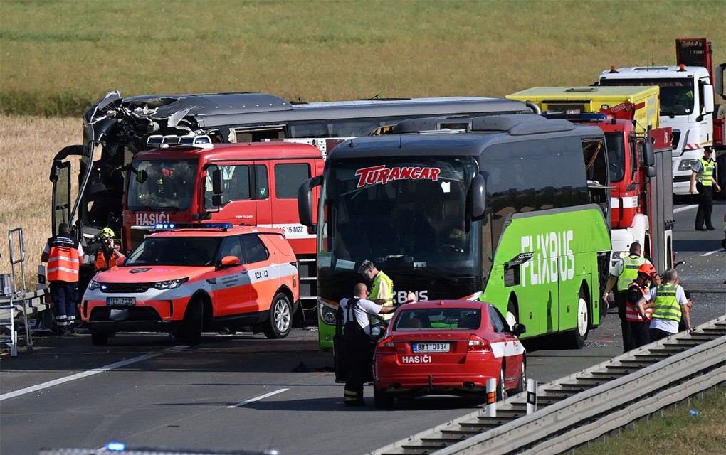 Sudar dva autobusa: Vozač poginuo, 50 putnika povrijeđeno