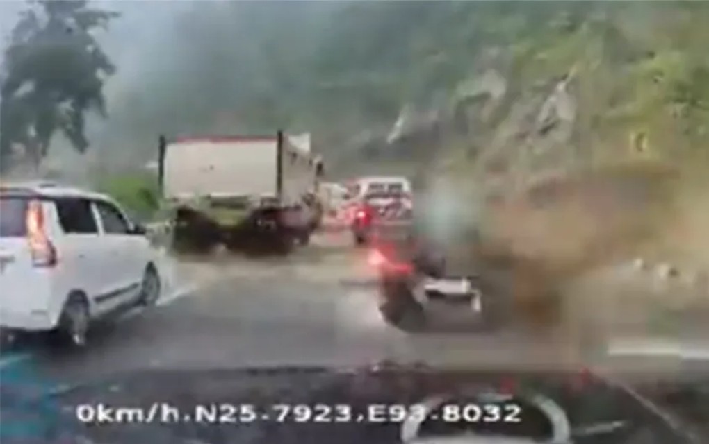 Stravičan odron: Stijena udarila u automobile, dvoje stradalo!