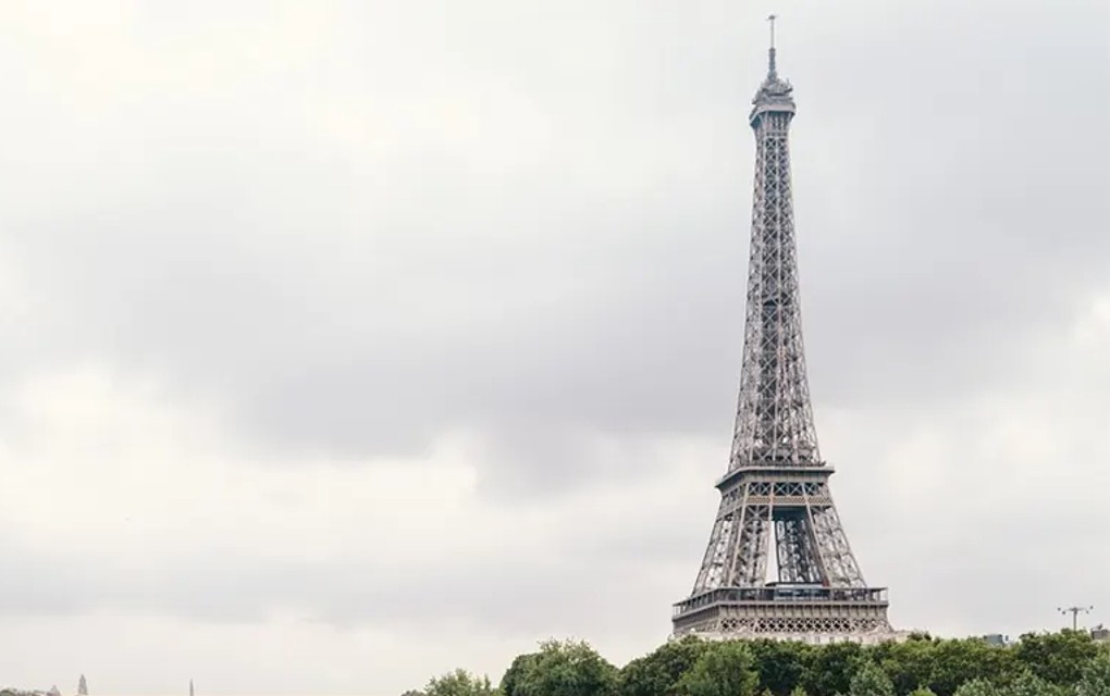 Užas u Parizu: Turistkinju silovalo pet muškaraca kod Ajfelove kule