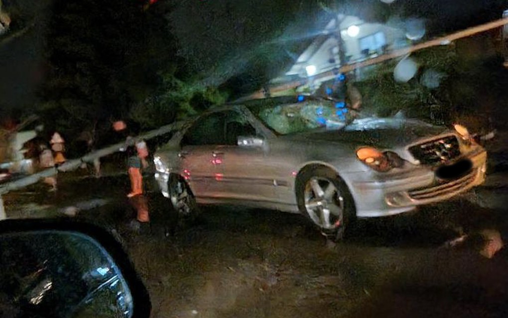 U Zalužanima BANDERA pala na auto!Sličan incident i u Laktašima – Vatrogasi spasili djevojku na čiji je automobil palo drvo