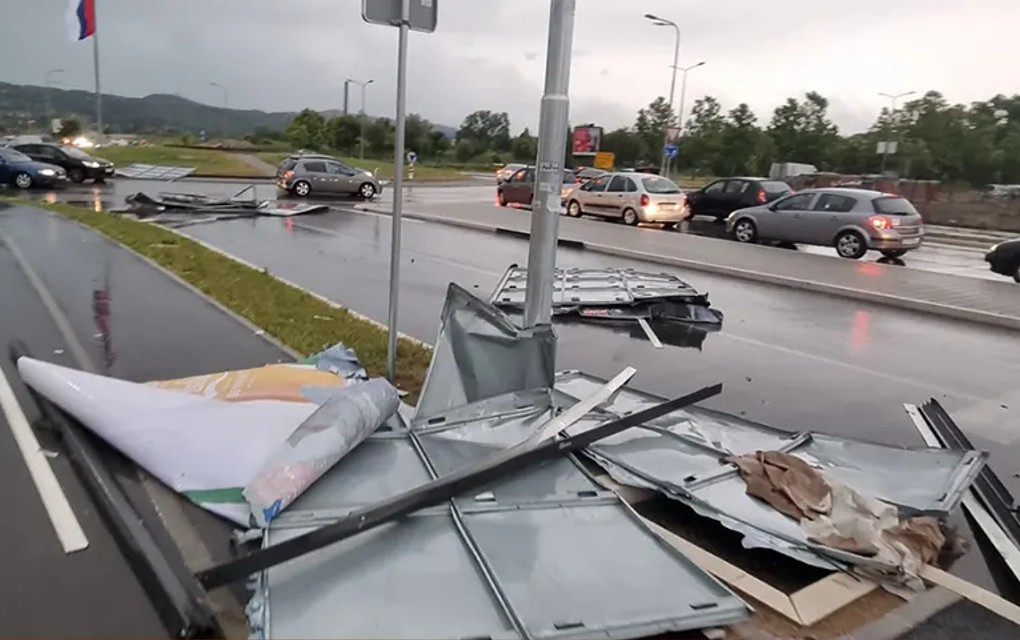 Oluja već napravila haos: Uništen bilbord kod Delte, polomljena stabla