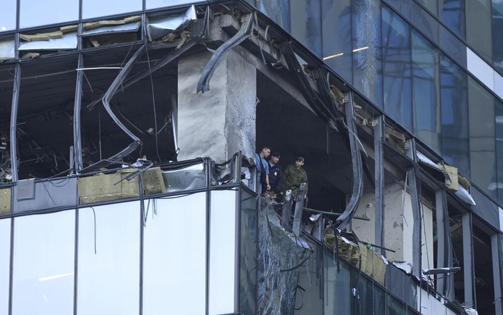 PRVE FOTOGRAFIJE NAKON UKRAJINSKOG NAPADA NA MOSKVU Rusija: Eksplozija u zgradi, ima povređenih! Srušila se dva drona