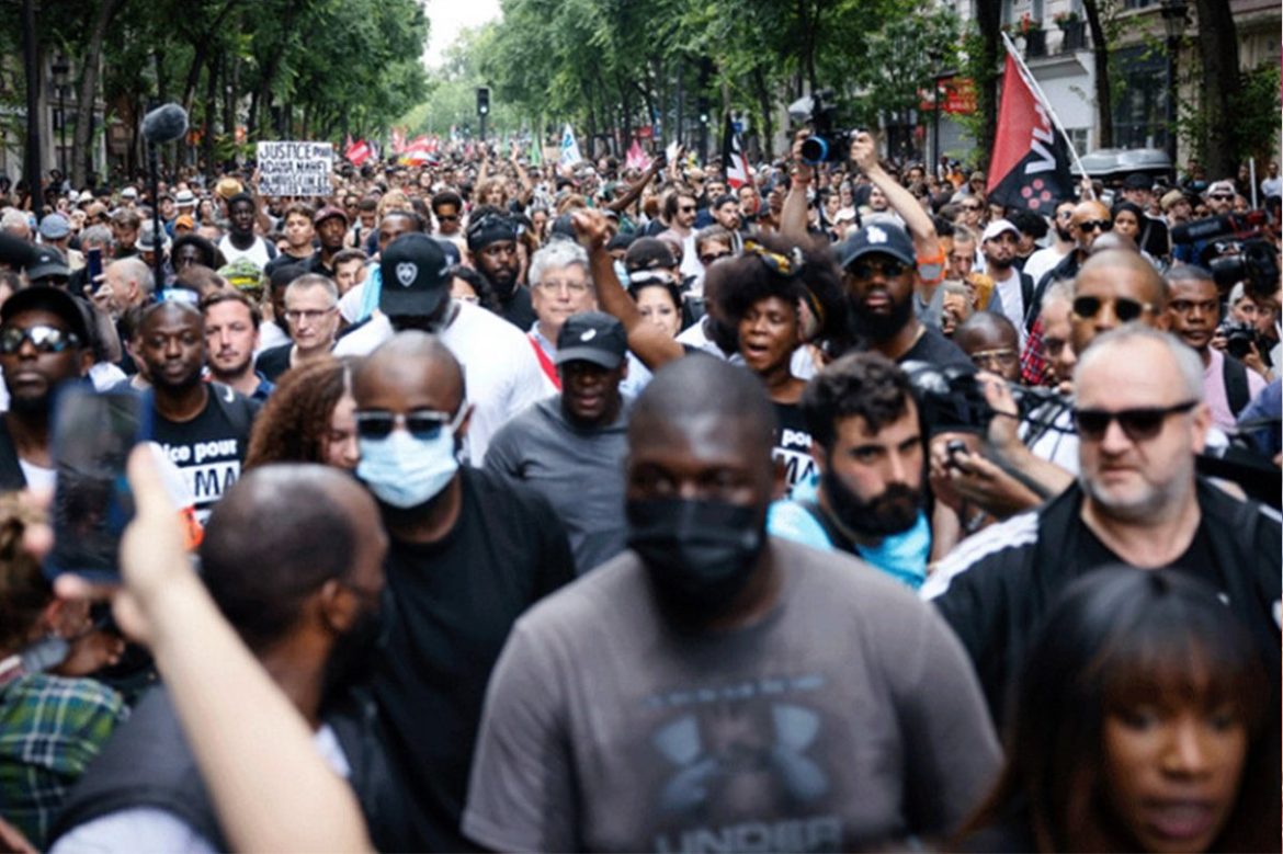 Stotine demonstranata u Parizu marširalo protiv policijskog nasilja uprkos zabrani