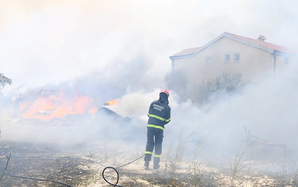 Јoš gori kod Šibenika: Na terenu 160 vatrogasaca, ima i povrijeđenih