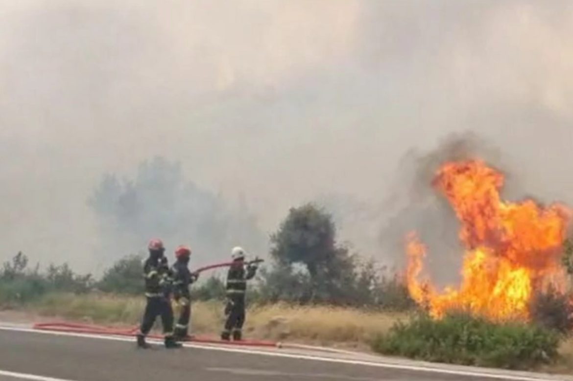 „Vatrogasci pokušavaju spasiti šta mogu“ Veliki požar u Šibeniku zahvatio kuće, jak vjetar razbuktava plamen (VIDEO)
