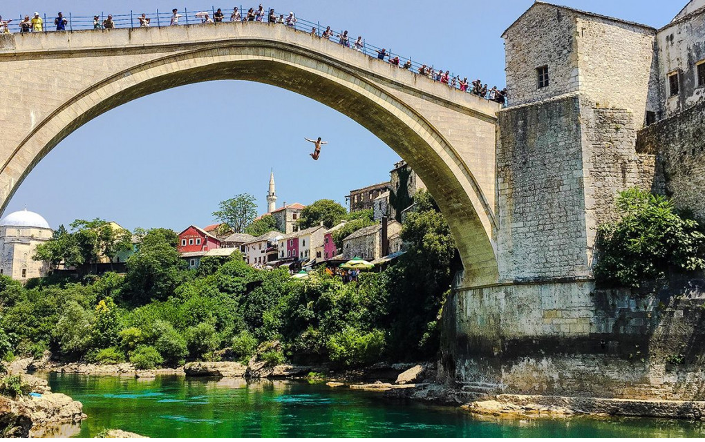 Stari most u Mostaru – UMALO TRAGEDIJA prilikom skoka u vodu!