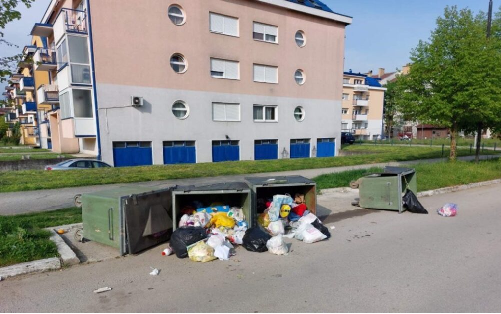 Vandali u Prijedoru prevrtali kontejnere za smeće