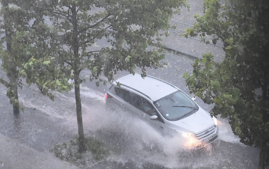 Kolaps u Beogradu: Automobili zaglavljeni u poplavi, vozači izašli na krovove