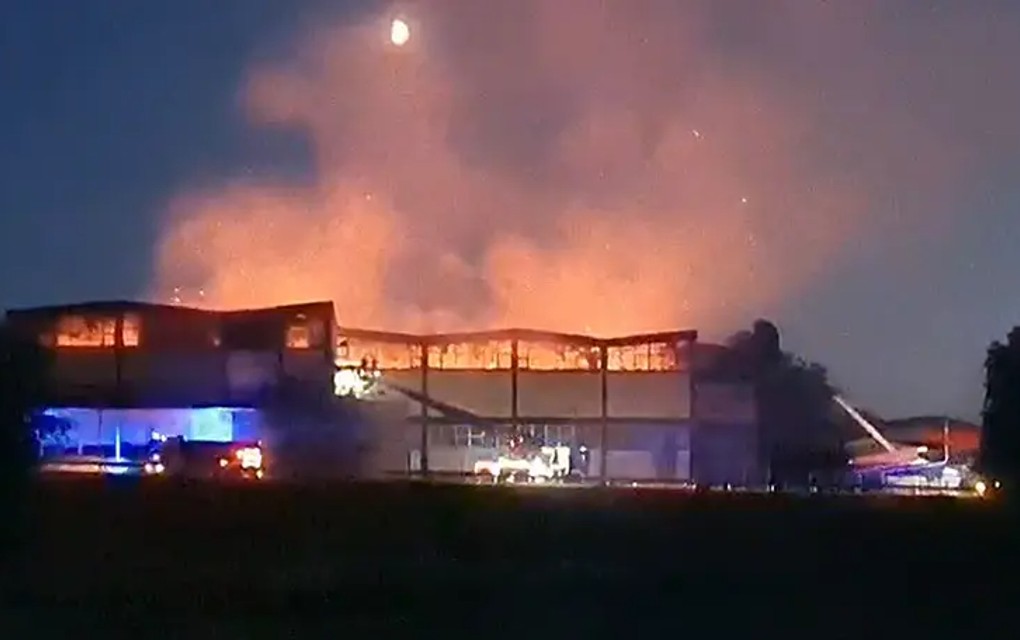 Požar u „Celexu“ i dalje aktivan: Teška noć pred banjalučkim vatrogascima