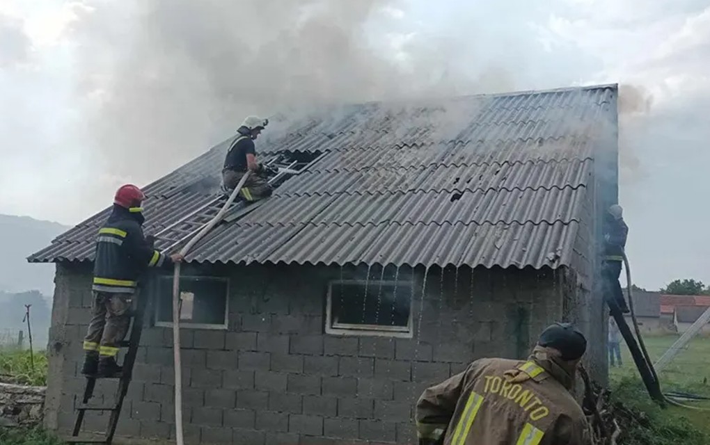 Grom zapalio štalu i oštetio vozila Doma zdravlja: Nevrijeme “protutnjalo” ovim dijelom Srpske