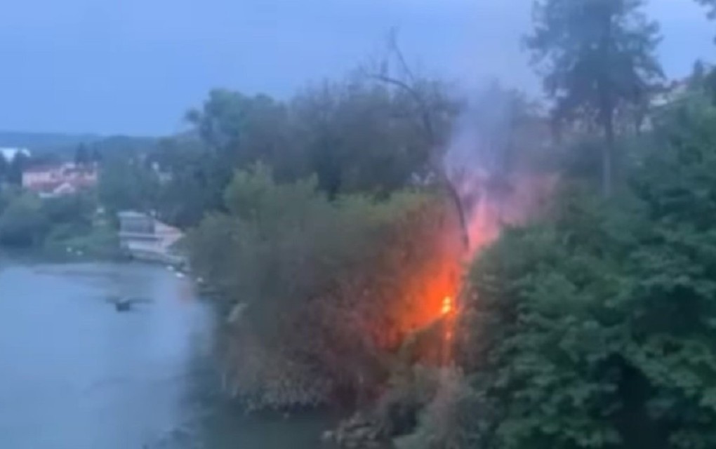 Požar kod Gradskog mosta u Banjaluci