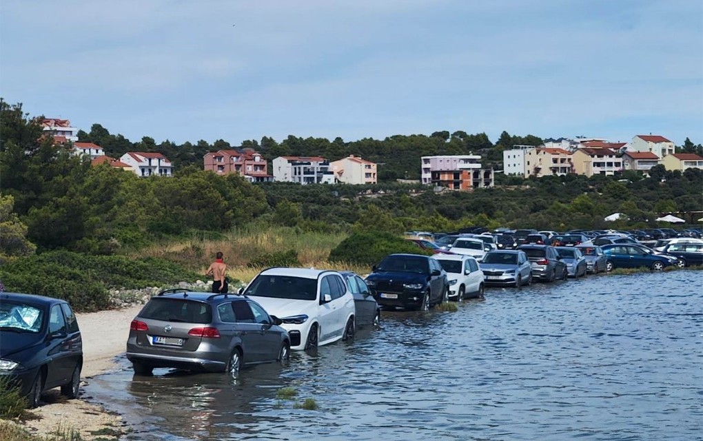 Parkirali tik uz more, plima potopila auta