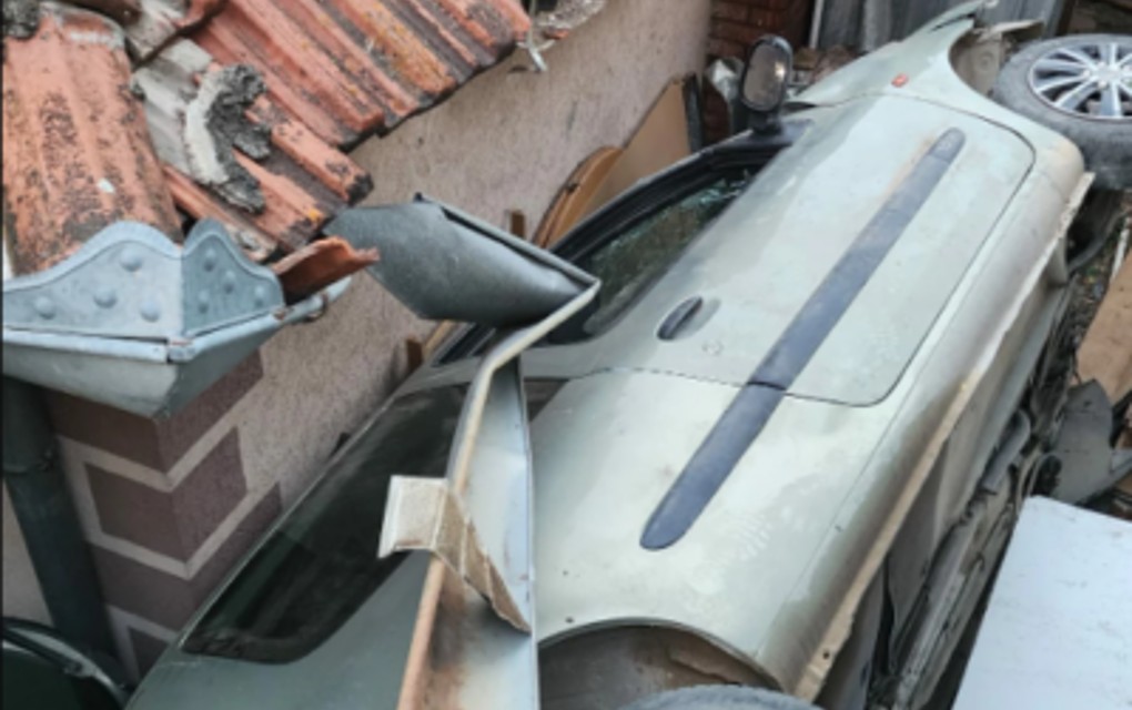 Nesvakidašnja saobraćajka! Vozač izgubio kontrolu i automobilom udario u krov kuće