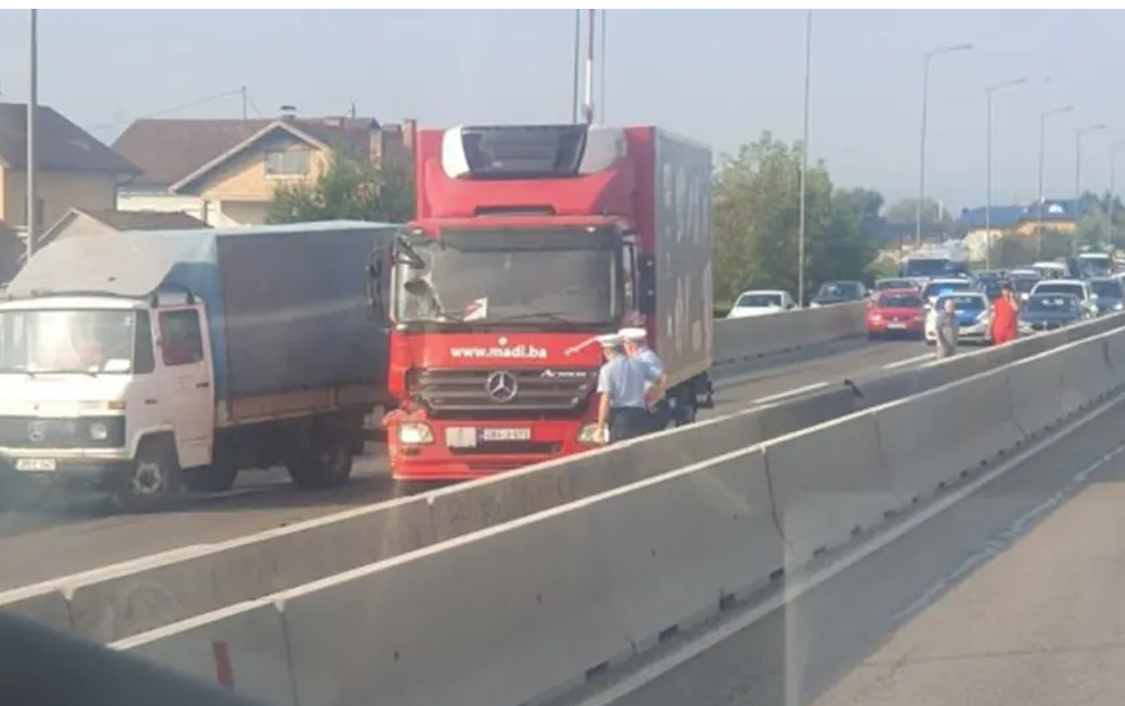 Sudar kamiona i kombija kod Laktaša, saobraćaj obustavljen
