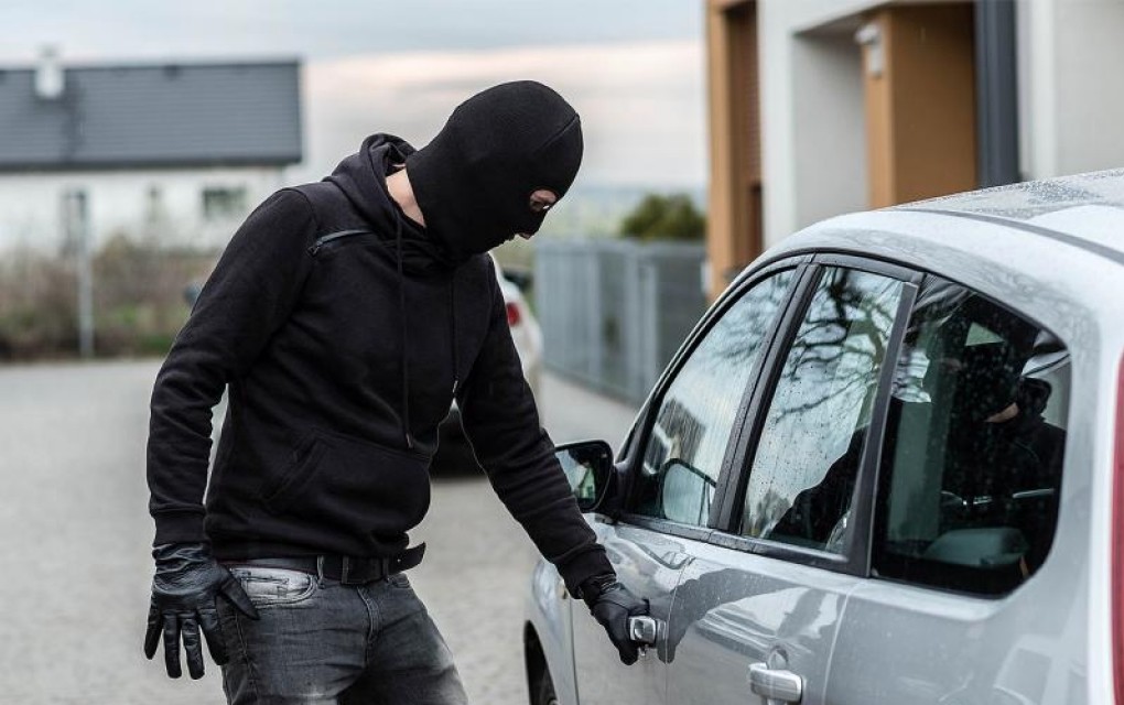 “Operisao” po Banjaluci: Muškarac krao novac iz automobila, šteta 5.000 KM