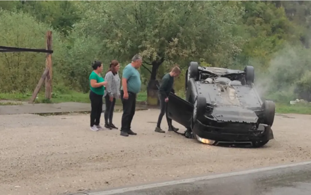 Odron pokupio auto, vozilo završilo na krovu