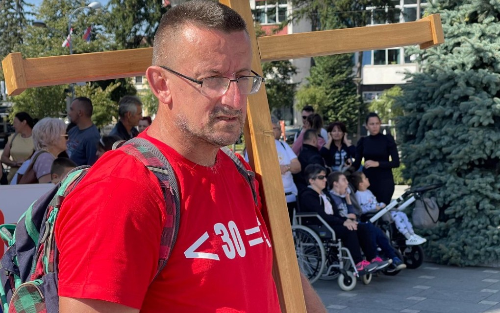 Stigao sa krstom na leđima i poslao poruku: Dragoslav Šinik prepješačio od Gradiške do Banjaluke 