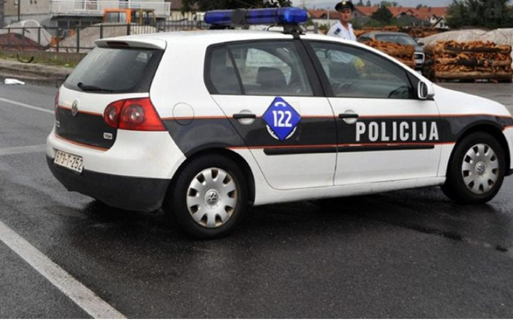 Drama u BiH! Žena sjekirom oštetila tuđi “audi” – policija rekla da u kući ima pištolj