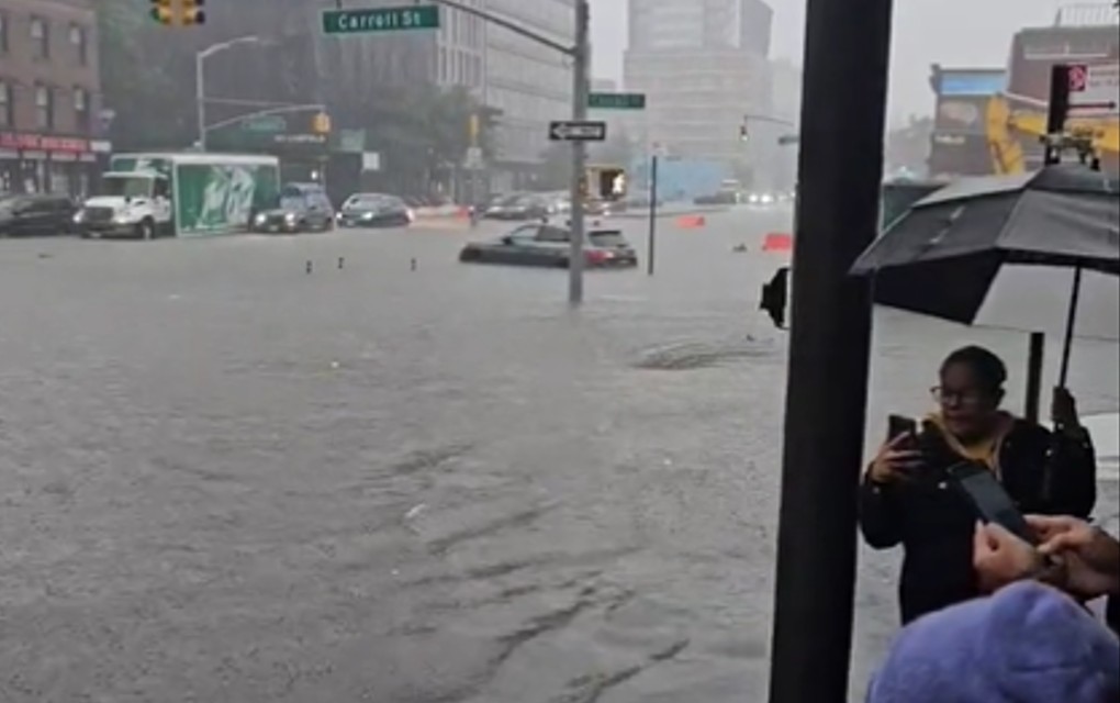 Vanredno stanje u Njujorku: Oluja izazvala kolaps, stižu dramatični snimci