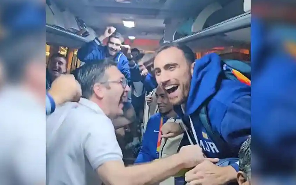 „Haos“ u autobusu Srbije: Svi u transu, čuvenu pjesmu posvetili selektoru!