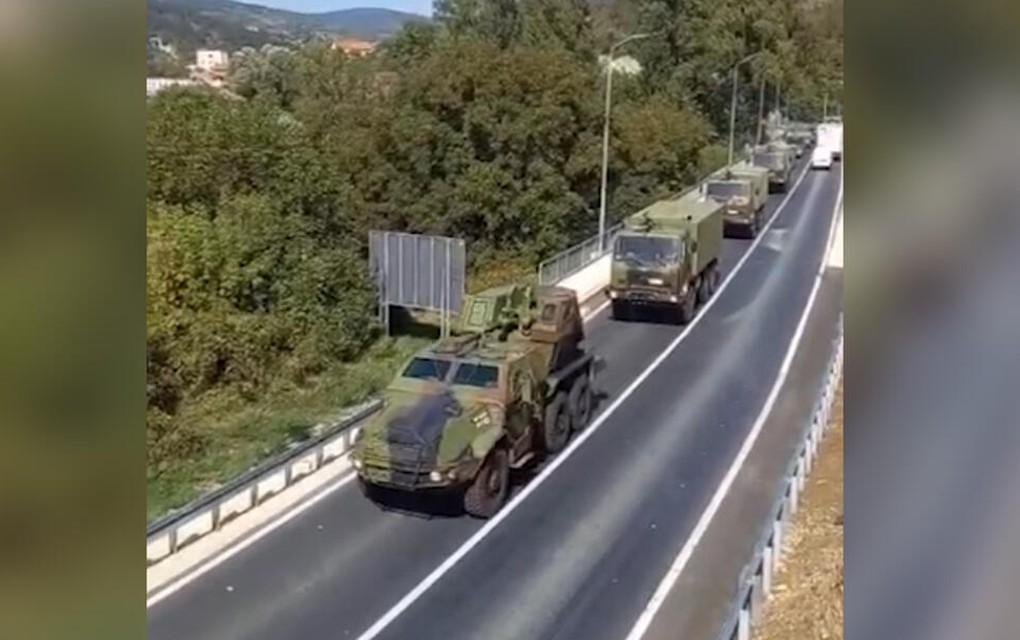 Dugačka kolona borbenih vozila Vojske Srbije kreće se iz Kraljeva ka Raški
