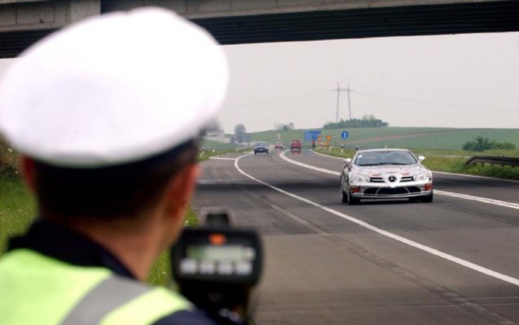 Smiju li vozači blicati i tako upozoravati jedni druge na radar i policiju – Kolike su kazne?