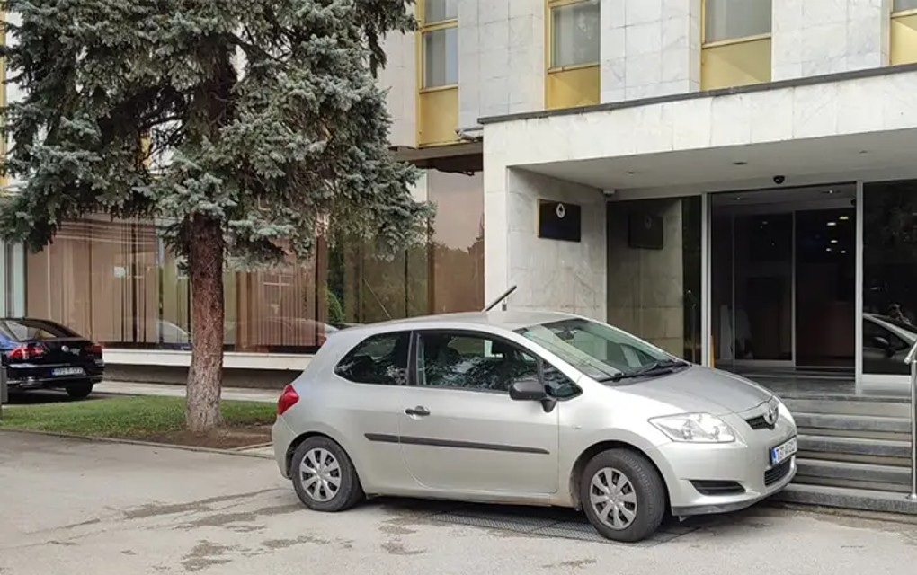 Vukanović željan pažnje parikaro auto na ulaz Skupštine –  Višković: RUŠI DIGNITET Parlamenta
