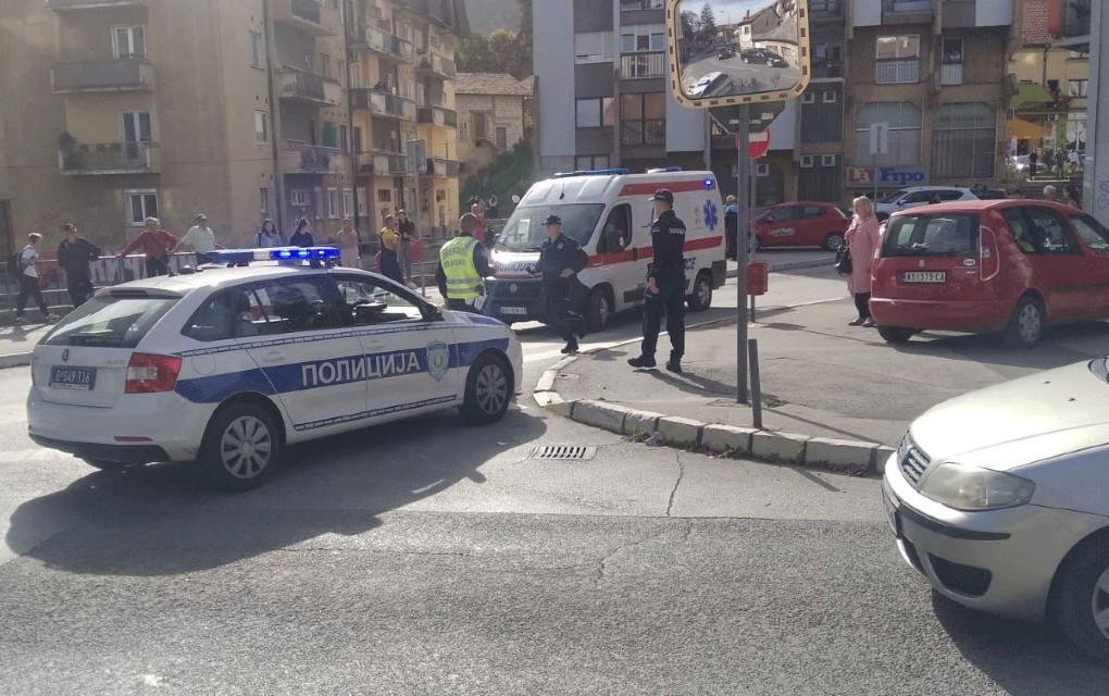 Iz mercedesa pucano na motoriste, ima ranjenih