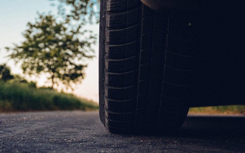 Pričepio mu ruku prozorom, vozao po parkingu i pregazio ga autom