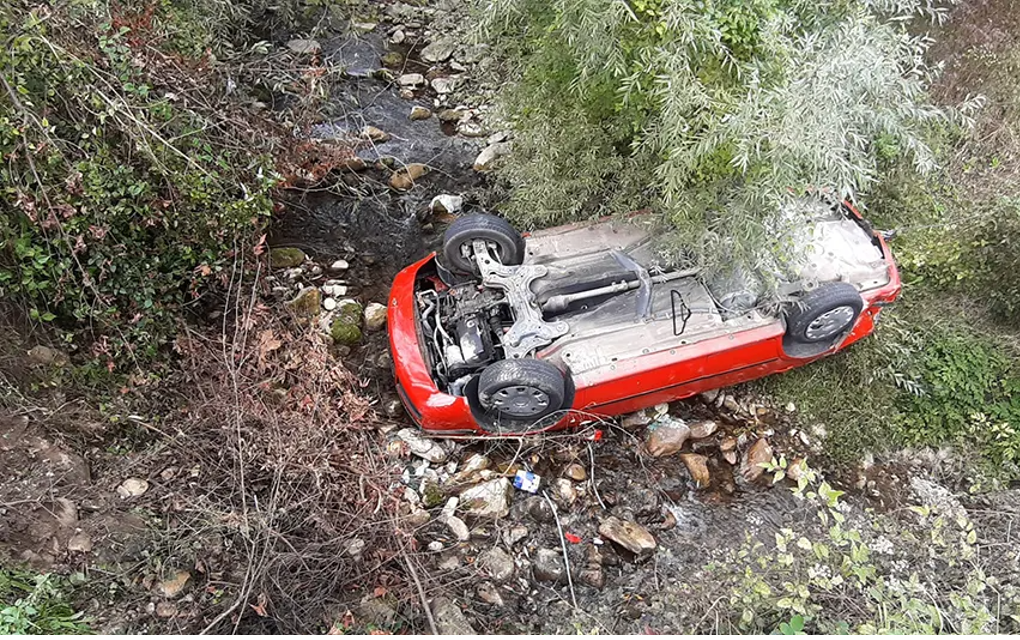 Težak udes kod Kotor Varoša – auto završio u kanalu