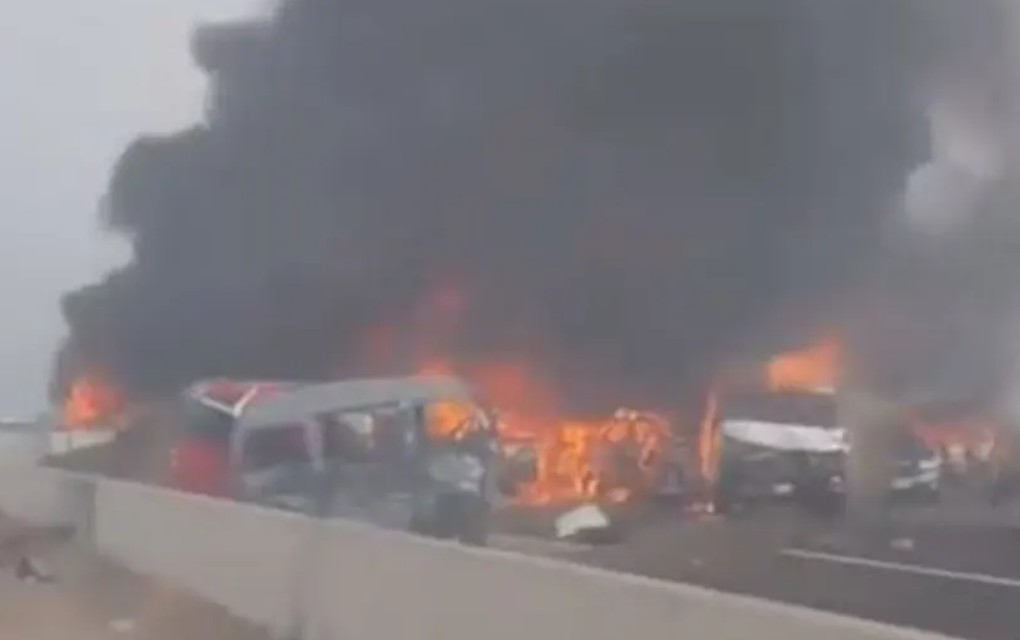 Poginulo najmanje 28 osoba u sudaru više vozila