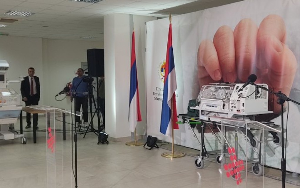 Dodik u UKC Srpske uručuje inkubatore – UŽIVO