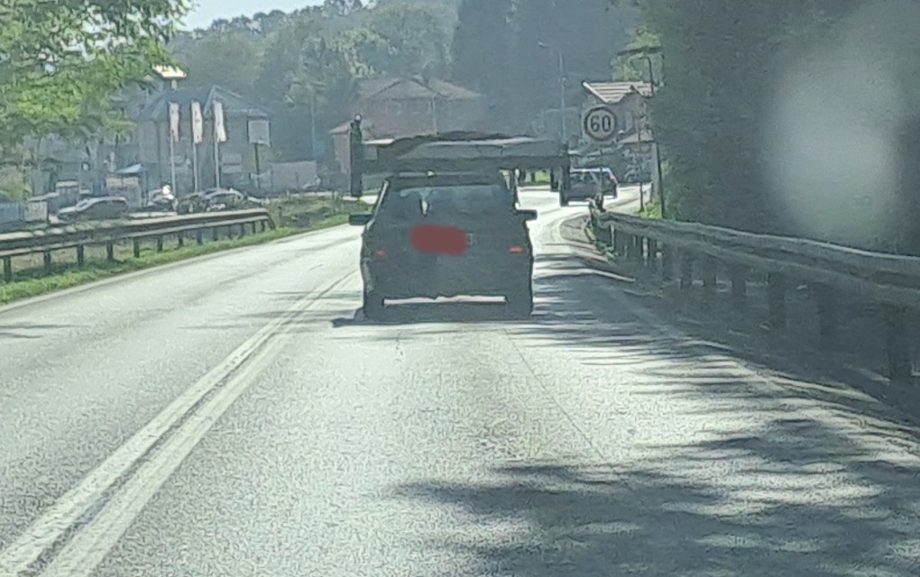 SAMO U BiH: Francuski ležaj na krov automobila,  pa u saobraćaj!