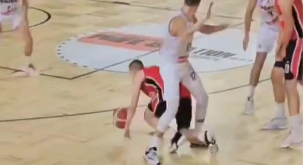 Hit snimak: Provukao se protivniku kroz noge i postigao koš