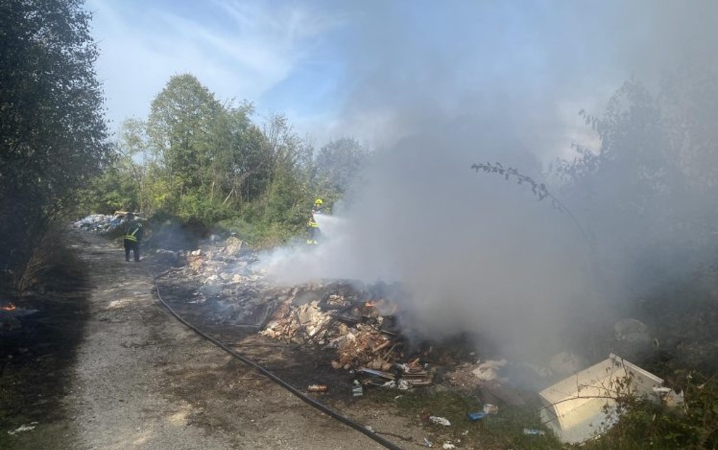 NOVI VELIKI POŽAR U BANJALUCI:  Gori divlja deponija na Paprikovcu, mještani ogorčeni zbog dugogodišnje nebrige