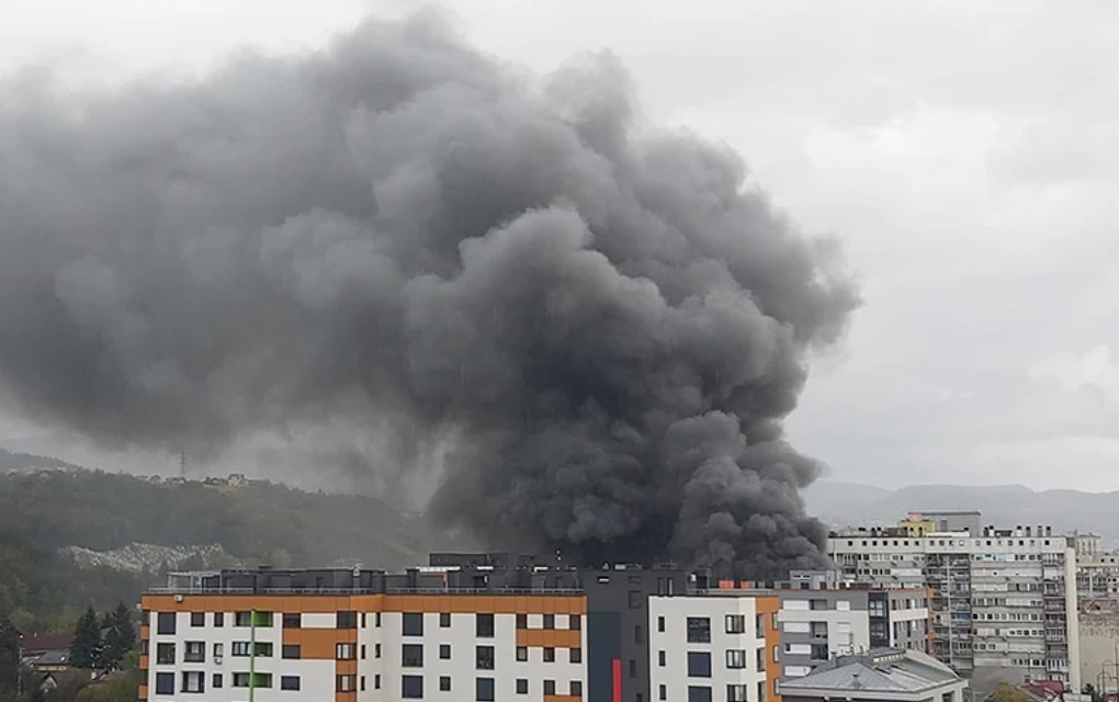 Oštećena i obližnja zgrada: Požar na sarajevskoj pijaci stavljen pod kontrolu