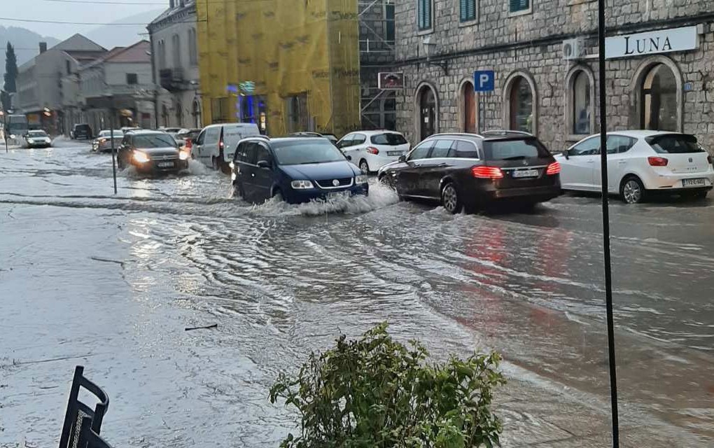 Nevrijeme pogodilo Trebinje, kiša potopila ulice
