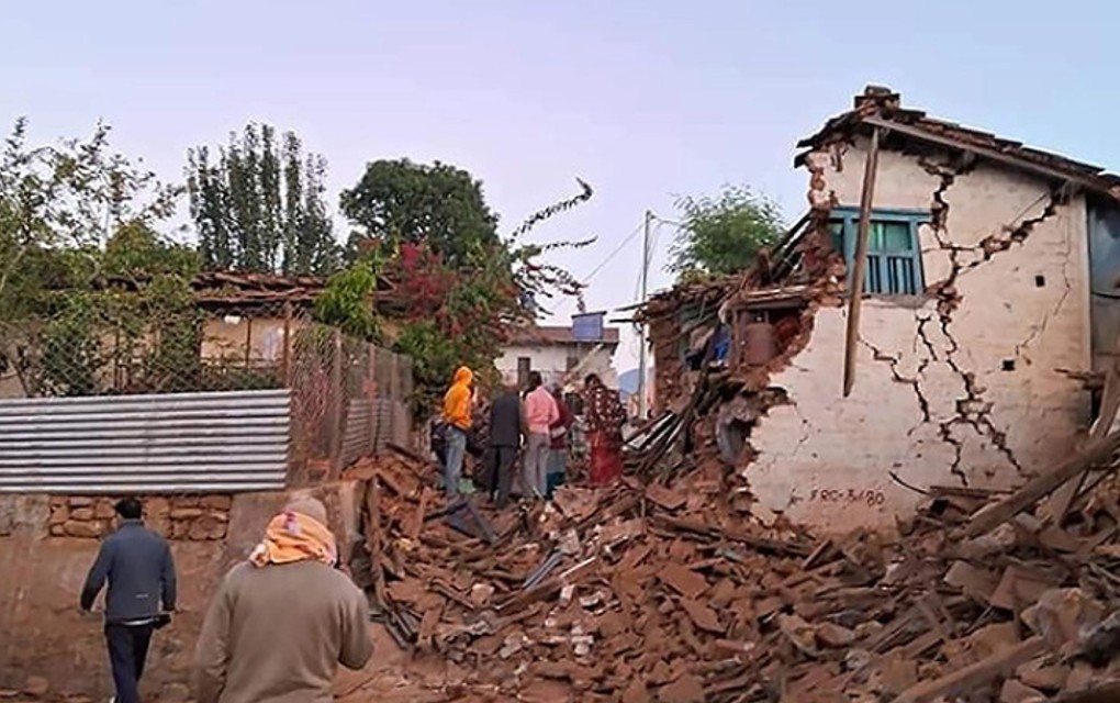 Spasioci rukama kopaju ruševine, broj poginulih dostigao 157