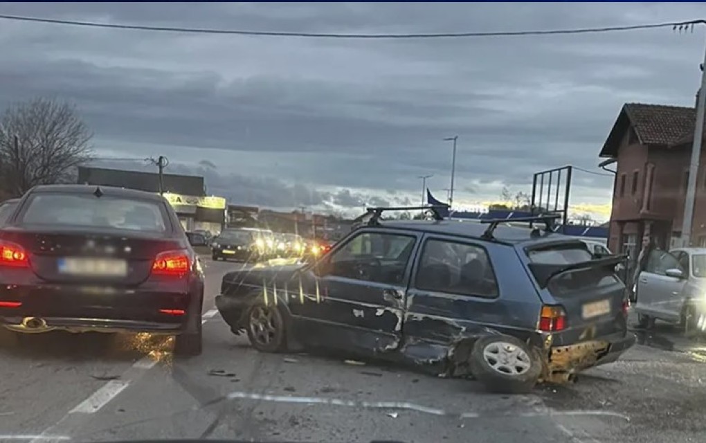 TEŠKA SAOBRAĆAJKA NA PUTU BRČKO-BIJELJINA Automobil ostao bez točka od siline udarara