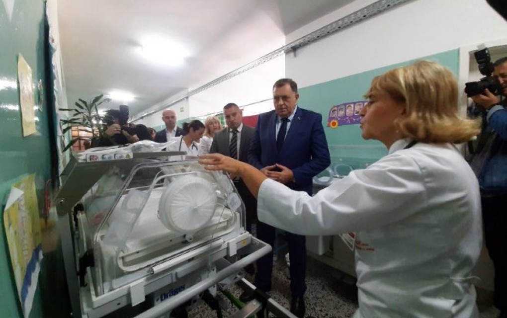 Dodik posjetio Bolnicu u Trebinju; Uručen inkubator i medicinska oprema
