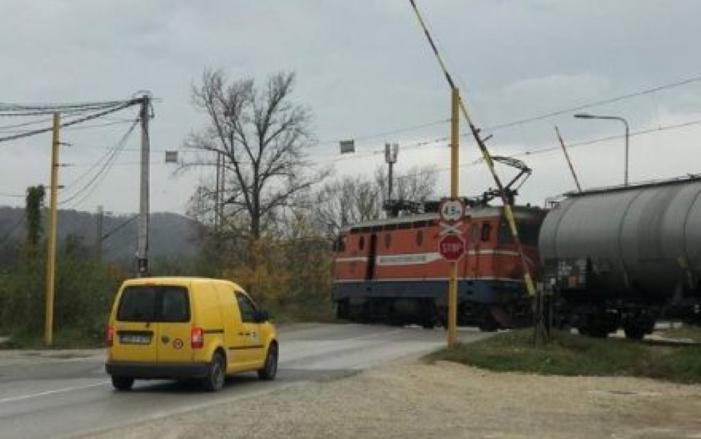 Voz prolazi, a rampa podignuta: Opasnost na ovom pružnom prelazu u Banjaluci