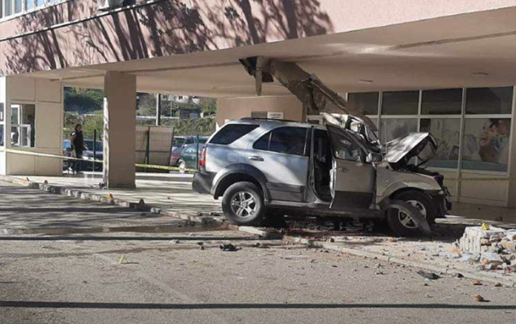 Detalji nesreće u Foči: Vozilom se zabio u stub na ulazu u bolnicu pa poginuo