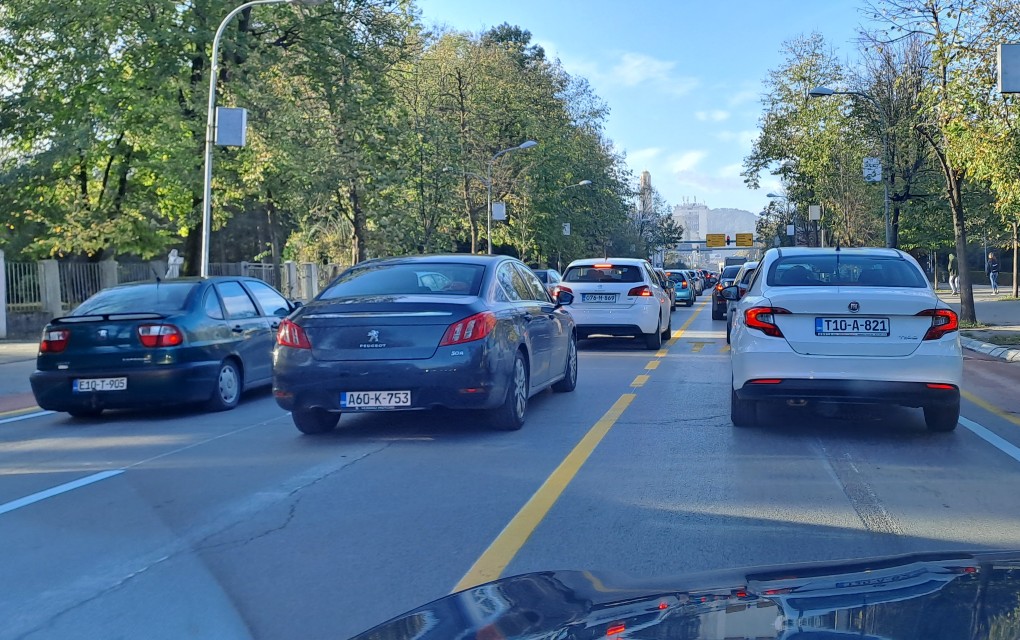 U Banjaluci je jutors SAOBRAĆAJNI KOLAPS – I ono što je funkcionisalo potpuno zakrčeno automobilima